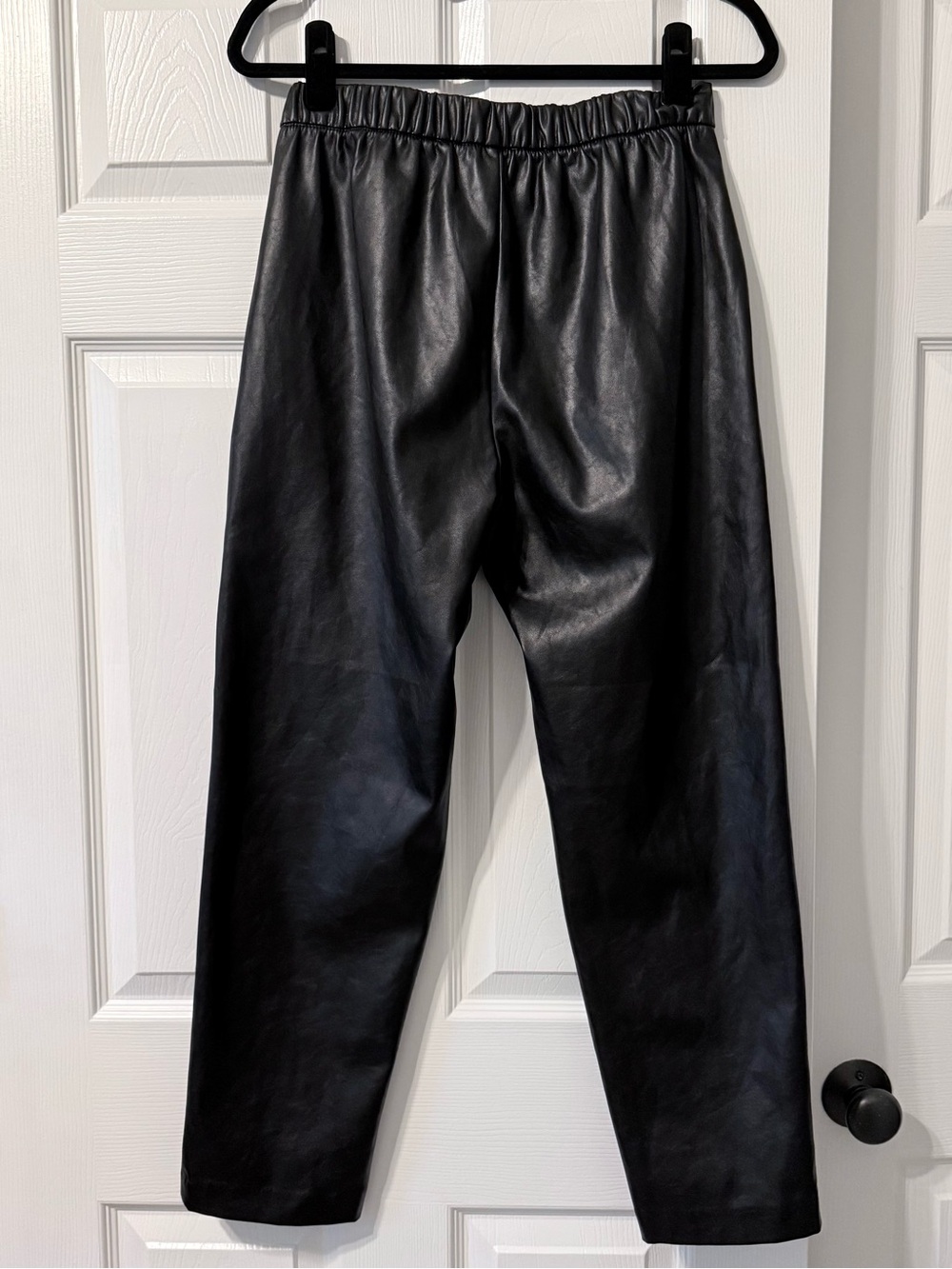 GAP Faux Leather Pull On Pants Womens M Black Tapered Ankle Vegan Leather - Picture 3 of 10